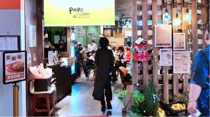 Coser進入墨凡美麗島商場粕粕咖哩店內用餐