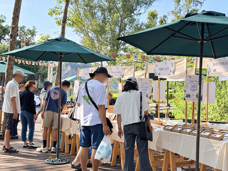 09-market-booths